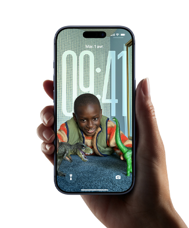 Une main tient un iPhone, avec le nouveau design en Liquid Glass qui permet à l’heure de s’adapter dynamiquement à l’image sur l’écran verrouillé