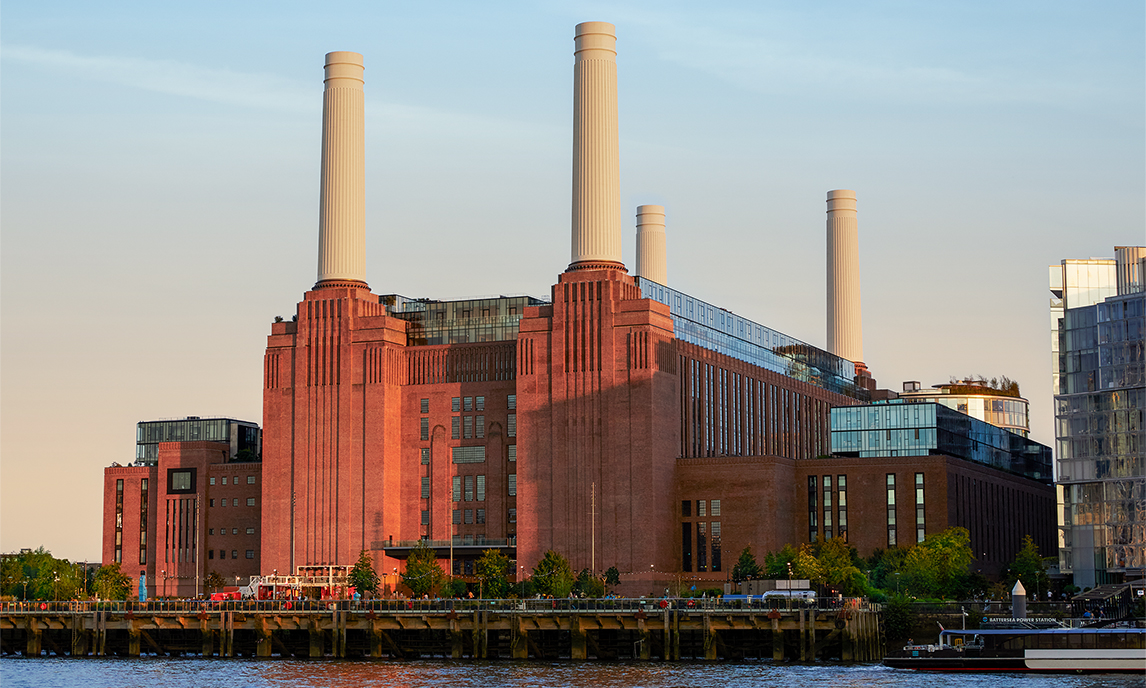 มุมมองจากภายนอกของอาคาร Battersea ผนังอิฐที่มีปล่องไฟ 4 ปล่อง