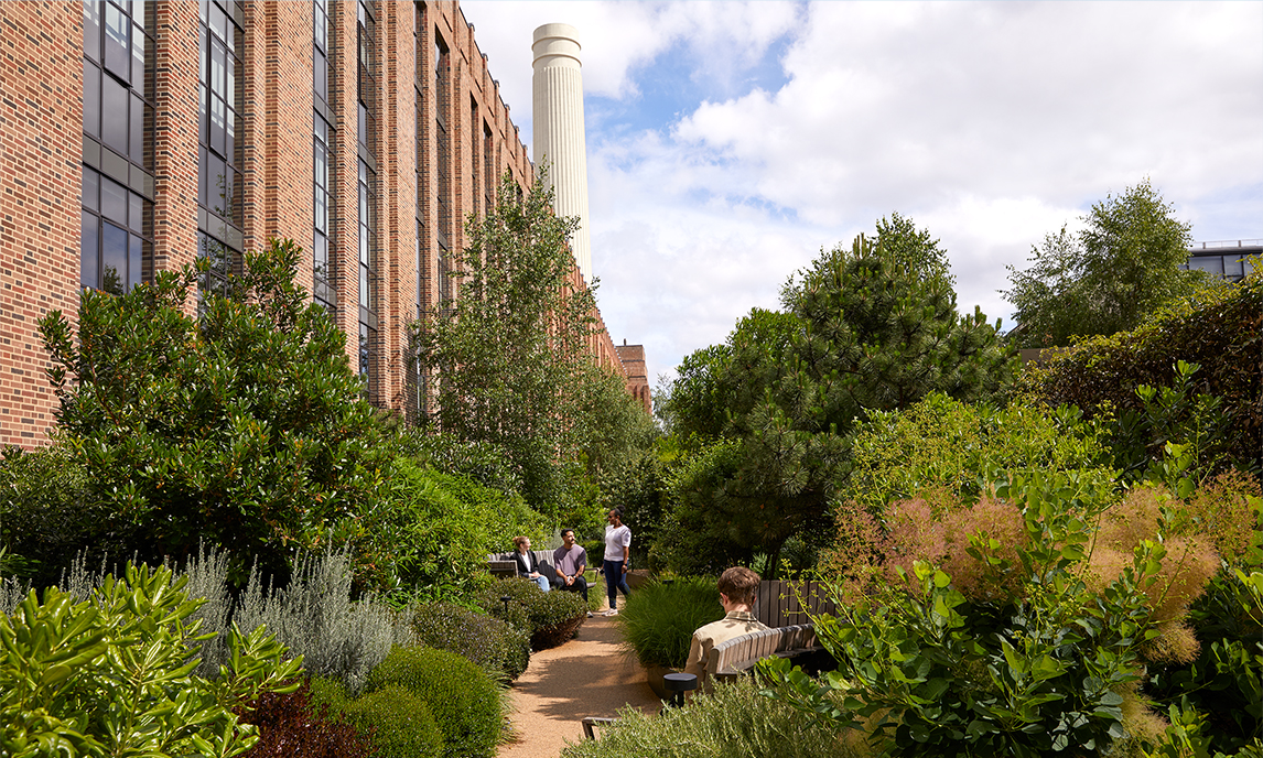 สมาชิกทีม Apple กำลังเดินเล่นในสวนระเบียงของ Battersea