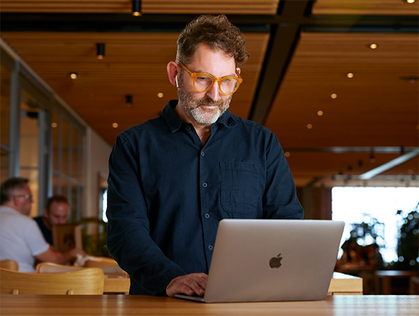 สมาชิกทีม Apple กำลังใช้ MacBook ใน Caffè Macs