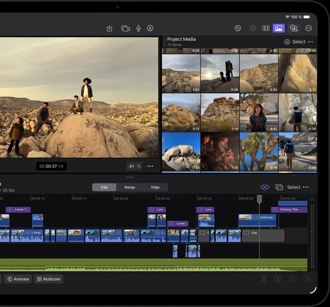 iPad Pro, Vorderansicht, Querformat, Farbe Space Schwarz, das Display zeigt die Benutzeroberfläche von Final Cut Pro mit einem offenen Projekt mit einem Wüstenabenteuer, darin ein Foto von vier Personen in einer Wüstenlandschaft mit mehreren Videoclips und einer Timeline