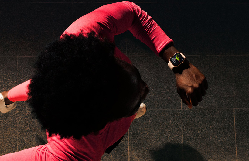 En person tjekker sine fremskridt i appen Træning på sit Apple Watch Series 11 under løb