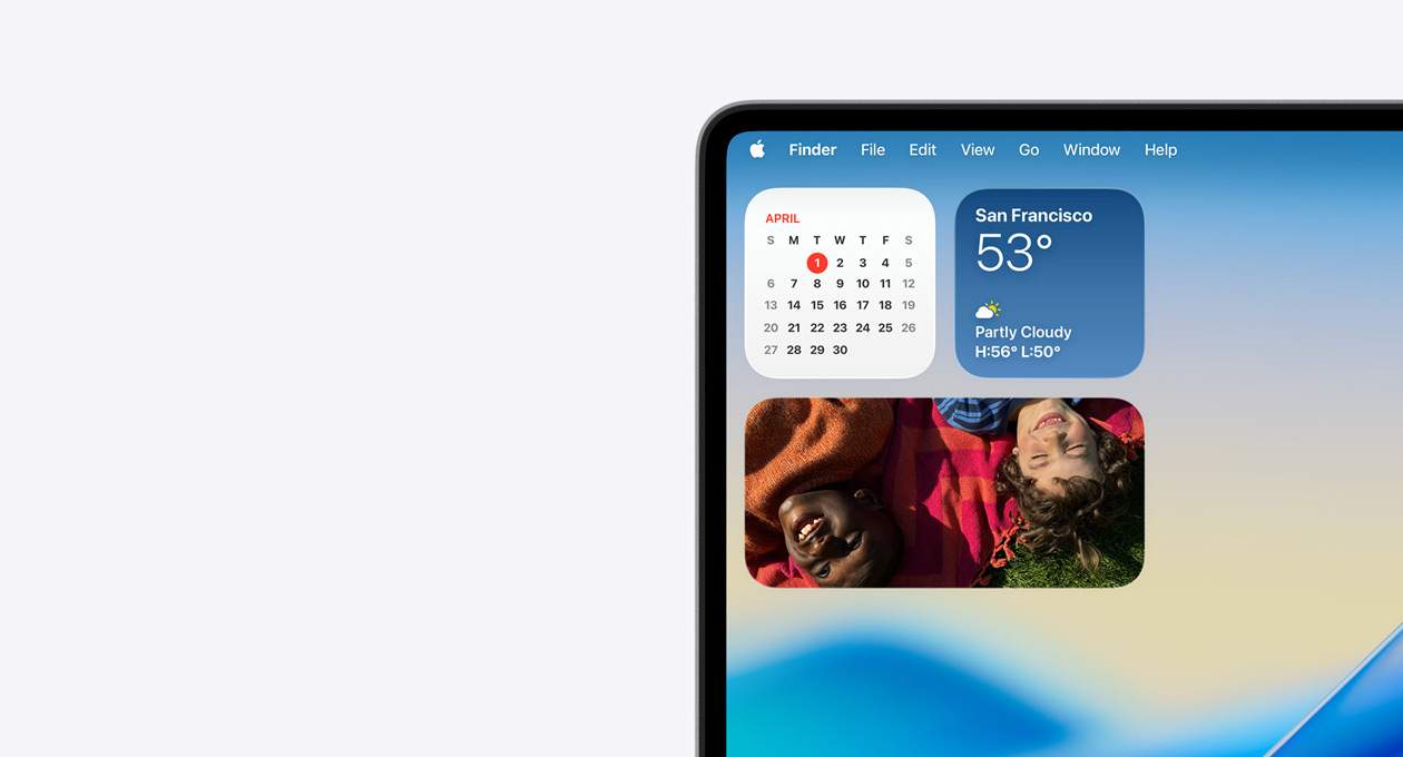 Den øverste venstre del af en Mac-enhed viser den gennemsigtige menulinje og Liquid Glass-versioner af widgets til Vejr-, Kalender- og Fotos-appen i Notifikationscenter