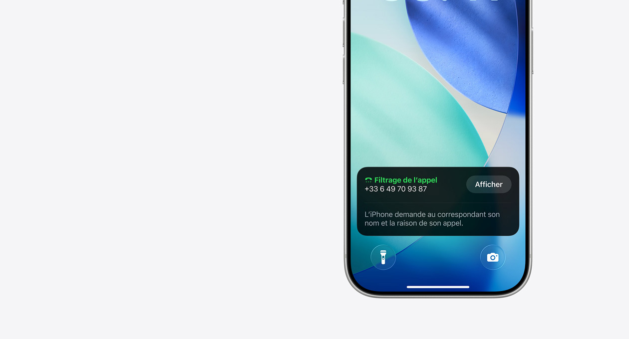 iPhone, partie inférieure de l’écran de verrouillage, affichant une notification de filtrage d’un appel, tandis que le texte indique « L’iPhone demande à la personne qui appelle son nom et la raison de son appel. »