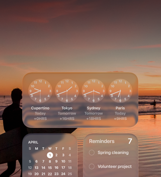 Liquid Glass widgeti Sat, Kalendar, Podsjetnici i Vrijeme na zaslonu macOS Tahoe preko prizora surfera koji hoda plažom u zalazak sunca
