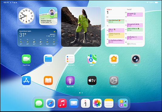 iPad สามรุ่น วางในแนวนอน โดยมีเครื่องตรงกลางอยู่ด้านหน้าของอีกสองเครื่อง ด้านบนของ iPad ตรงกลางมี Apple Pencil ติดอยู่ด้วยแม่เหล็ก หน้าจอตรงกลางแสดงหน้าจอโฮมที่มีไอคอนแอปสีสันสดใสพร้อมเอฟเฟ็กต์ Liquid Glass หน้าจอฝั่งซ้ายแสดงแอปแสดงตัวอย่าง ส่วนหน้าจอฝั่งขวาแสดงหน้าจอโฮมที่มีไฟล์จำนวนหนึ่งแผ่ออกมาจาก Dock