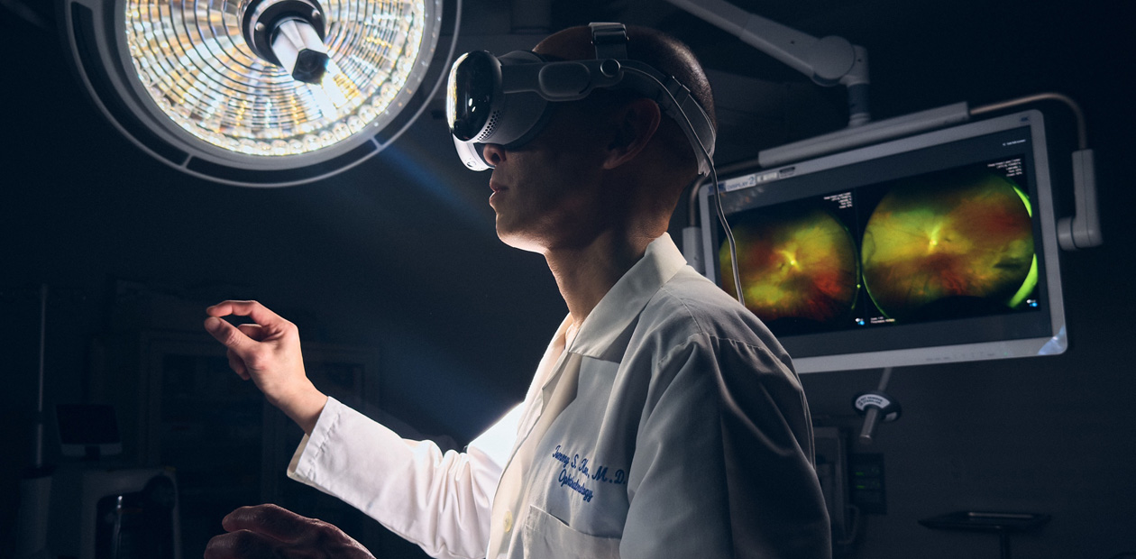 Ein Chirurg trägt die Apple Vision Pro im Operationssaal.