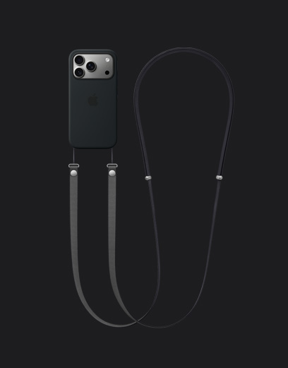 iPhone 17 Pro color argento mostrato da dietro con una custodia MagSafe in silicone nera e una tracolla grigio scuro agganciata