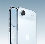 iPhone Air celeste mostrato in prospettiva posteriore, con sistema con fotocamera Fusion sul pannello in rilievo nella parte superiore, tasto del Controllo fotocamera; mostrato di fronte e di lato, con design all-screen, tasto Azione, tasti del volume