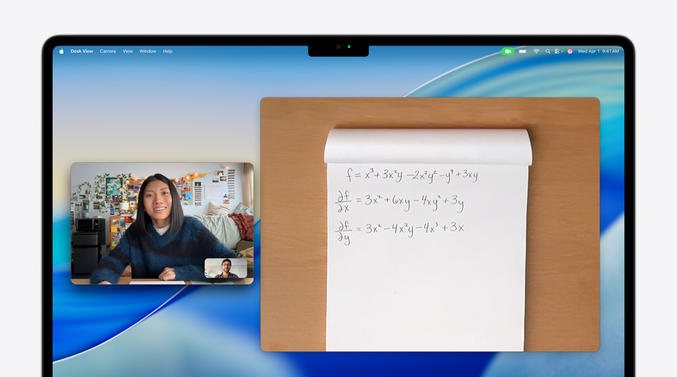 Videosamtal på MacBook Air med en person som använder funktionen Bordsvisning för att visa en matematisk ekvation för en person i samtalet. Med Bordsvisning kan personen visa sin arbetsyta och sitt ansikte samtidigt.